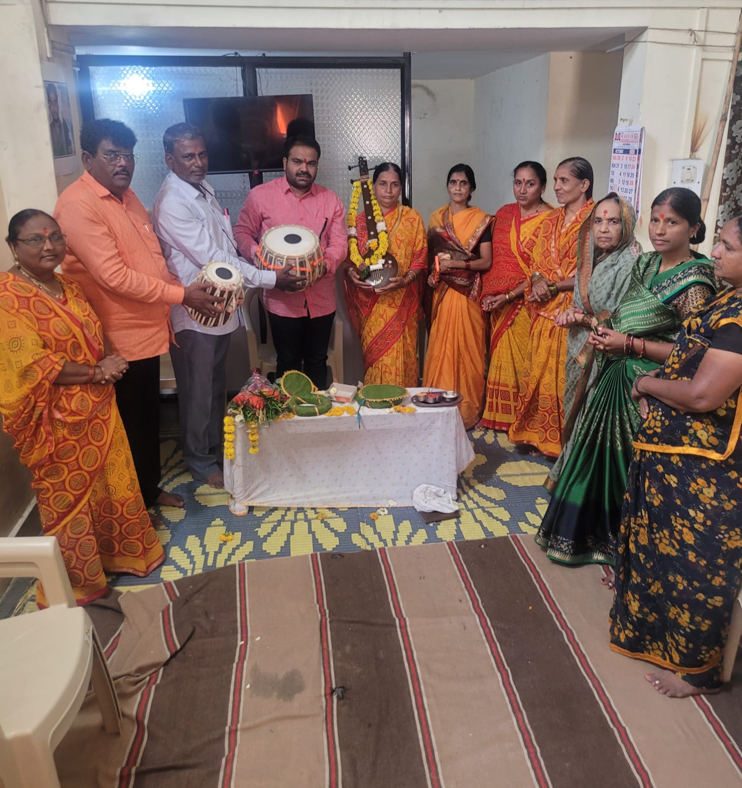श्री विकास कांबळे यांच्याकडून महादेव नगर येथे भजनी मंडळाला साहित्य भेट.