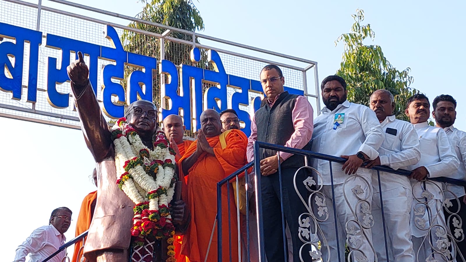 महामानवास अभिवादन