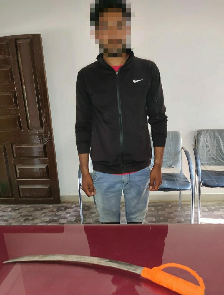 हातात तलवार घेऊन फिरणारा पोलीसांच्या अटकेत.