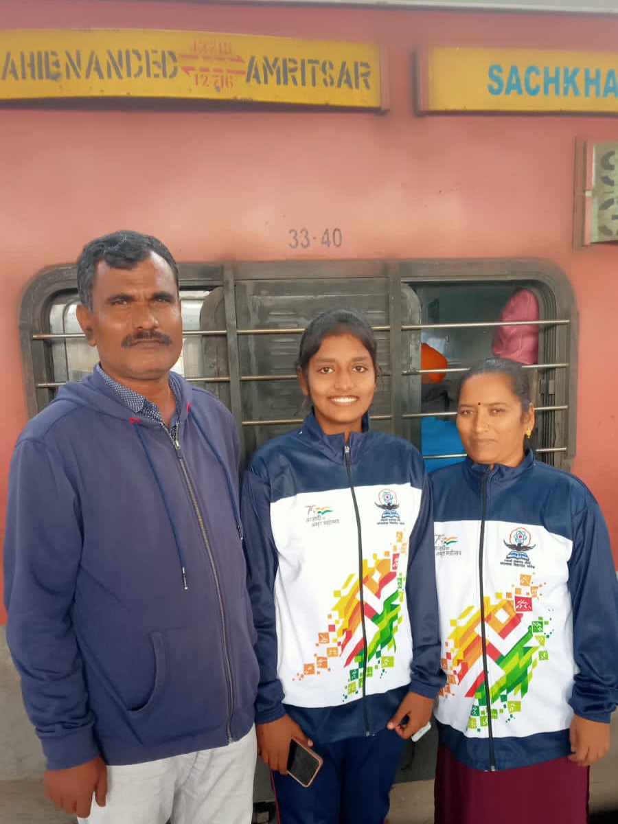ऑल इंडिया युनिव्हर्सिटी तायक्वांदो स्पर्धेसाठी धनश्री मदने रवाना.