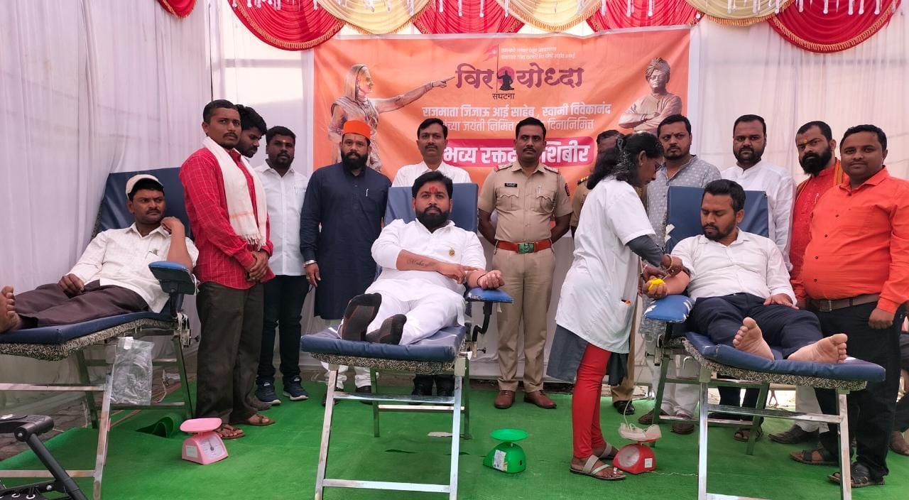 रक्तदान करा आणि स्वतःचा जीव सुरक्षित करा विर योद्धा संघटनेची संकल्पना.