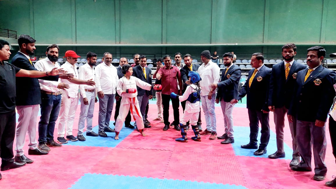विभागीय कराटे स्पर्धेतील विजयी खेळाडु .