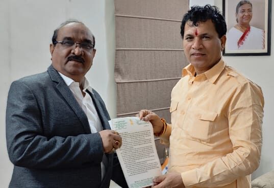 लातूर जिल्ह्यातील शेतकऱ्यांना खरिपाचा पीक विमा द्या - खासदार सुधाकर शृंगारे यांची कृषीराज्य मंत्र्यांकडे मागणी.