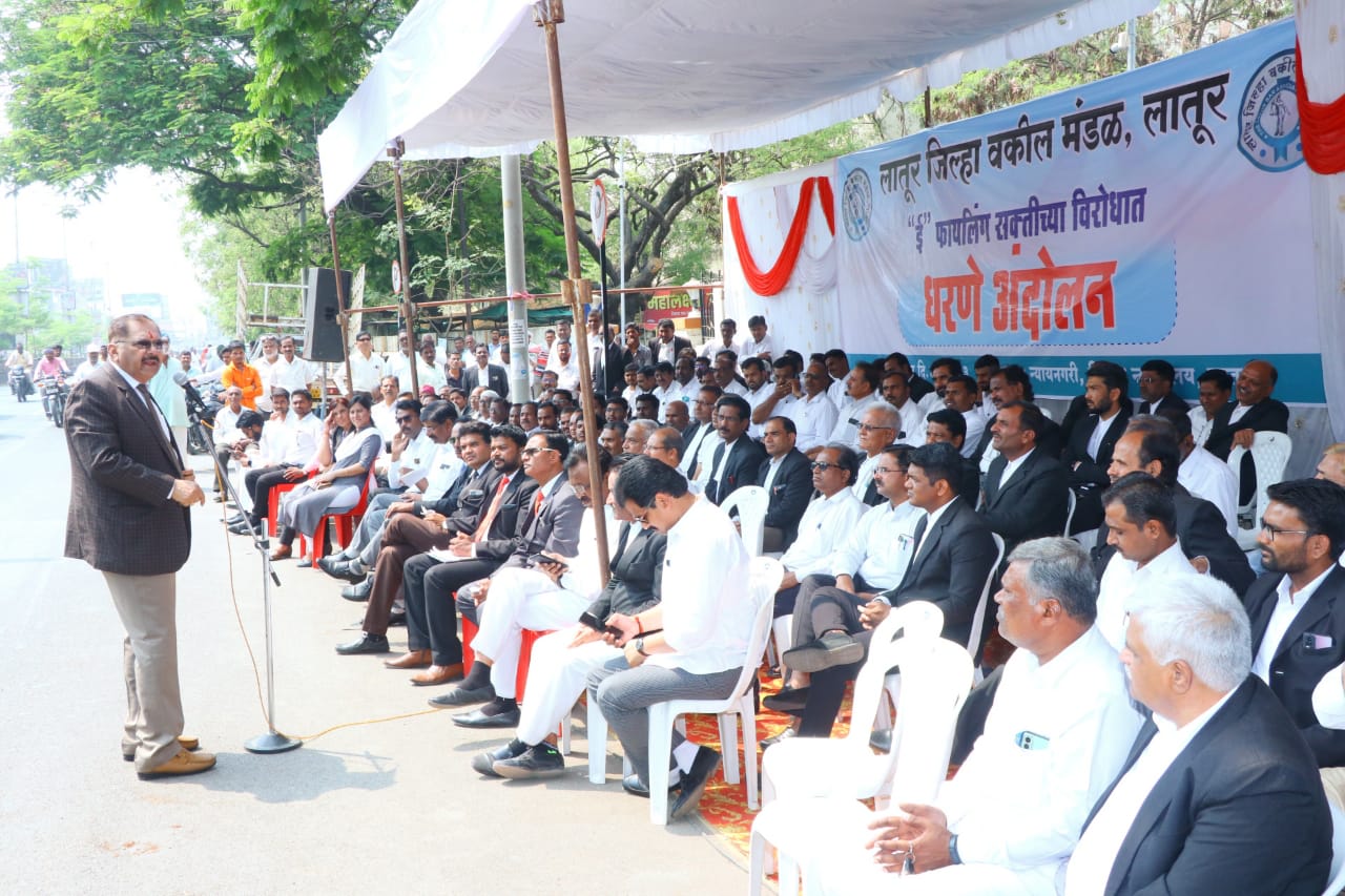 वकील मंडळाचा कडाडुन विरोध जिल्हा न्यायालयासमोर धरणे अंदोलन.