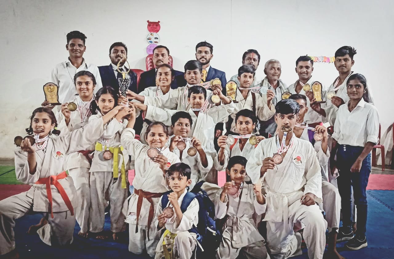 लातूर येथील रविशंकर शाळेत कराटे स्पर्धा संपन्न.