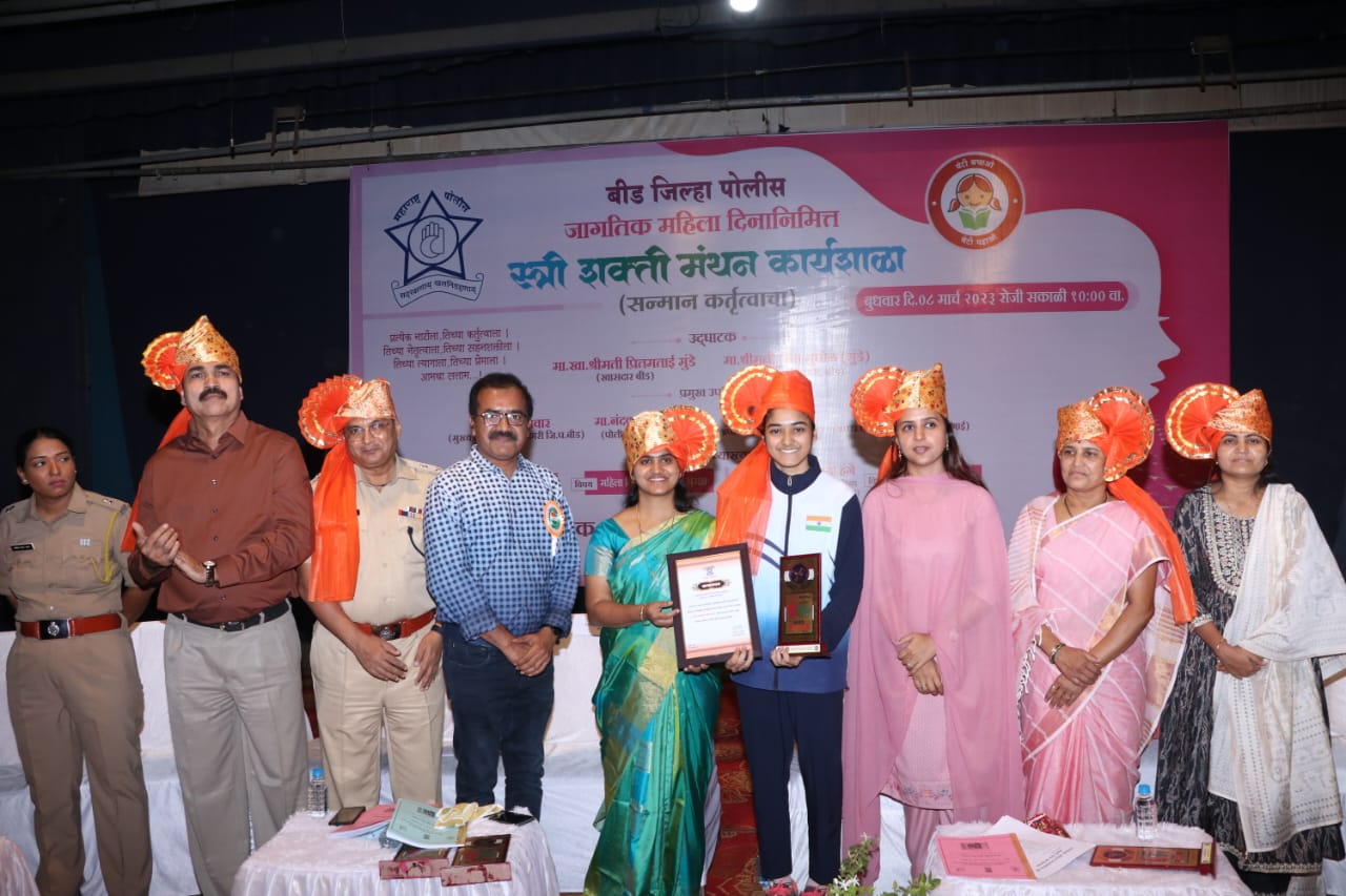 महिला दिनानिमित्त पोलीस प्रशासनाकडून नयन बारगेचा सत्कार.