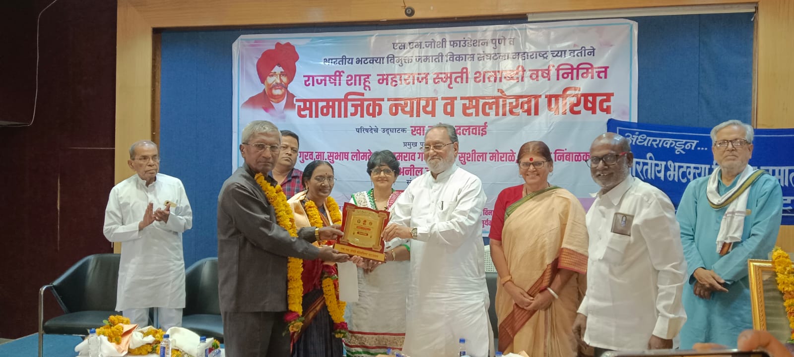 जेष्ठ पञकार रामराव गवळी यांचा सहपत्नीक खासदार दलवाई यांच्या हस्ते सन्मान.