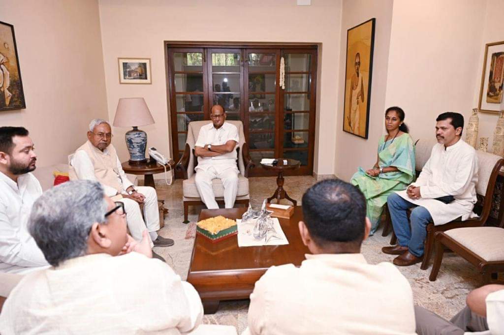 देशात लोकशाही वाचवण्यासाठी एकत्रित येण्याची आवश्यकता असून सध्या मिळून काम करणे हे जास्त महत्वाचे - शरद पवार