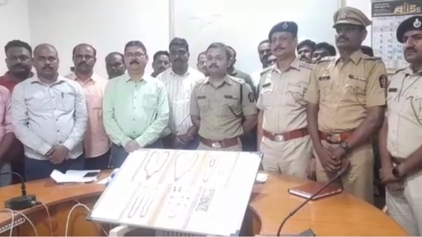 डि मार्ट जवळ एका अपार्टमेंट मधे दरोडा टाकून उसात लपलेल्या 5 आरोपींना पोलीसांनी घेरुन पकडले.