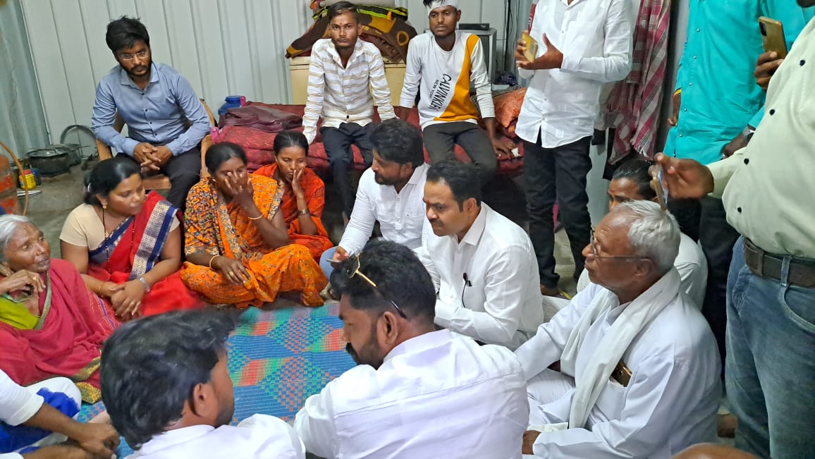 मातंग समाज कृती समितीची रेणापूर येथे मयत गिरीधारी तपघाले यांची घरी भेट.