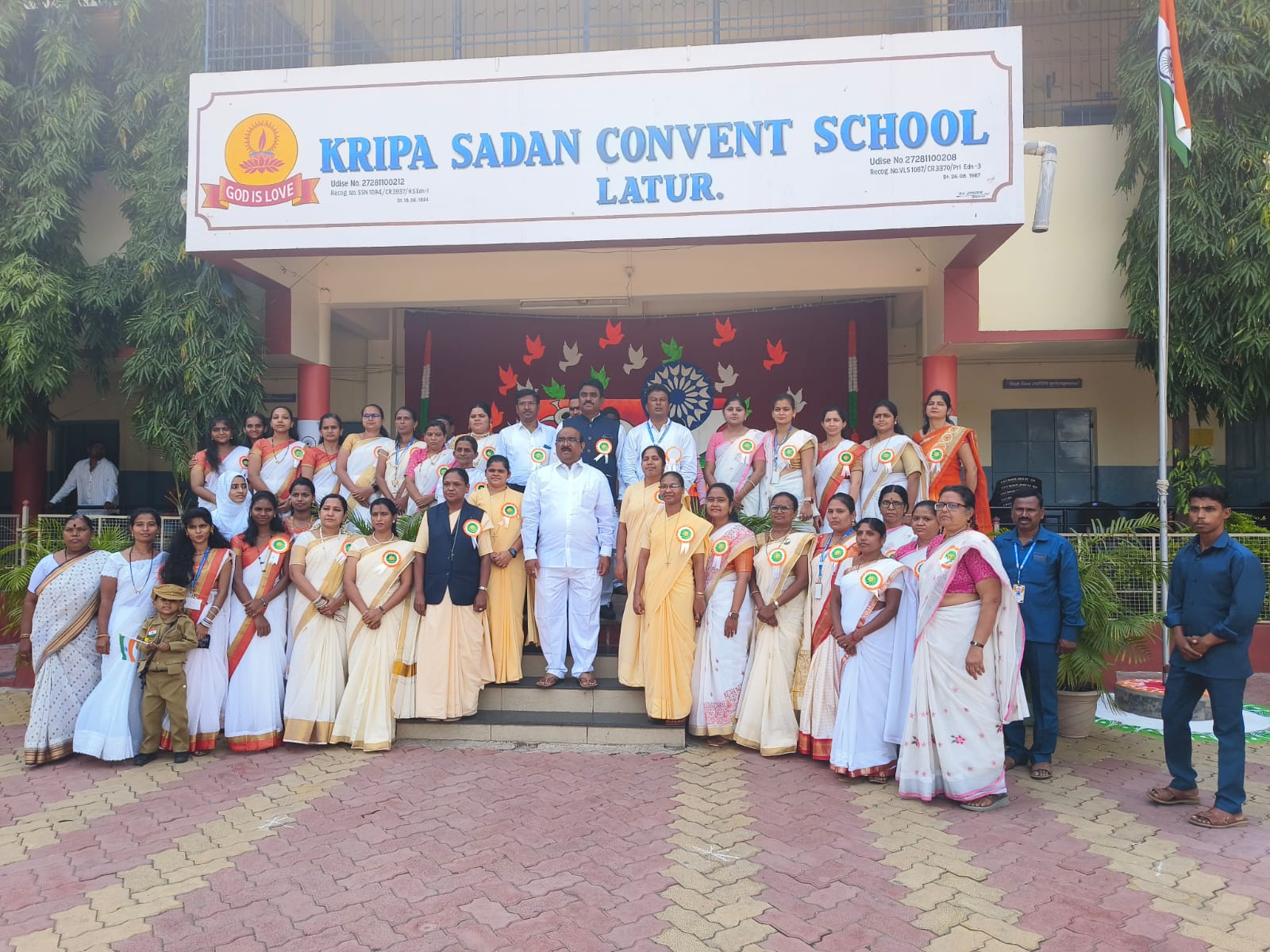 खासदार श्री सुधाकर श्रृंगारे याच्या हस्ते कृपासदन शाळेत झेंडावंदन.