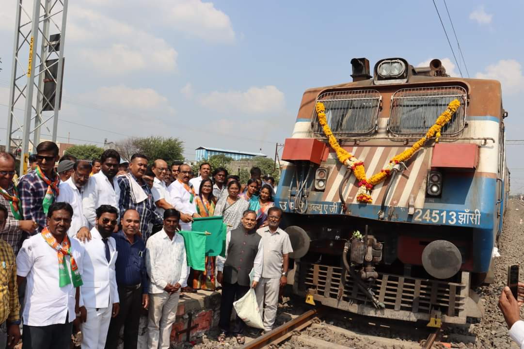 लातूर- पुणे इंटरसिटी रेल्वेला खासदार श्रृंगारेनी दाखवला हिरवा झेंडा.