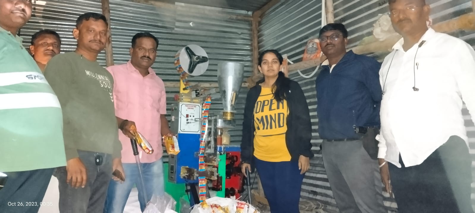 मध्यराञी अडिच किलोमीटर चालत जाऊन बनावट गुटखा फॅक्ट्रीवर लातूर पोलीसांची धाड