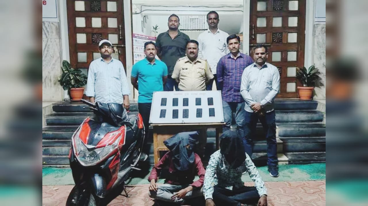 बळजबरीने मोबाईल हिसकावणार्या दोन आरोपींना स्थानीक गुन्हे शाखेने घेतले ताब्यात.