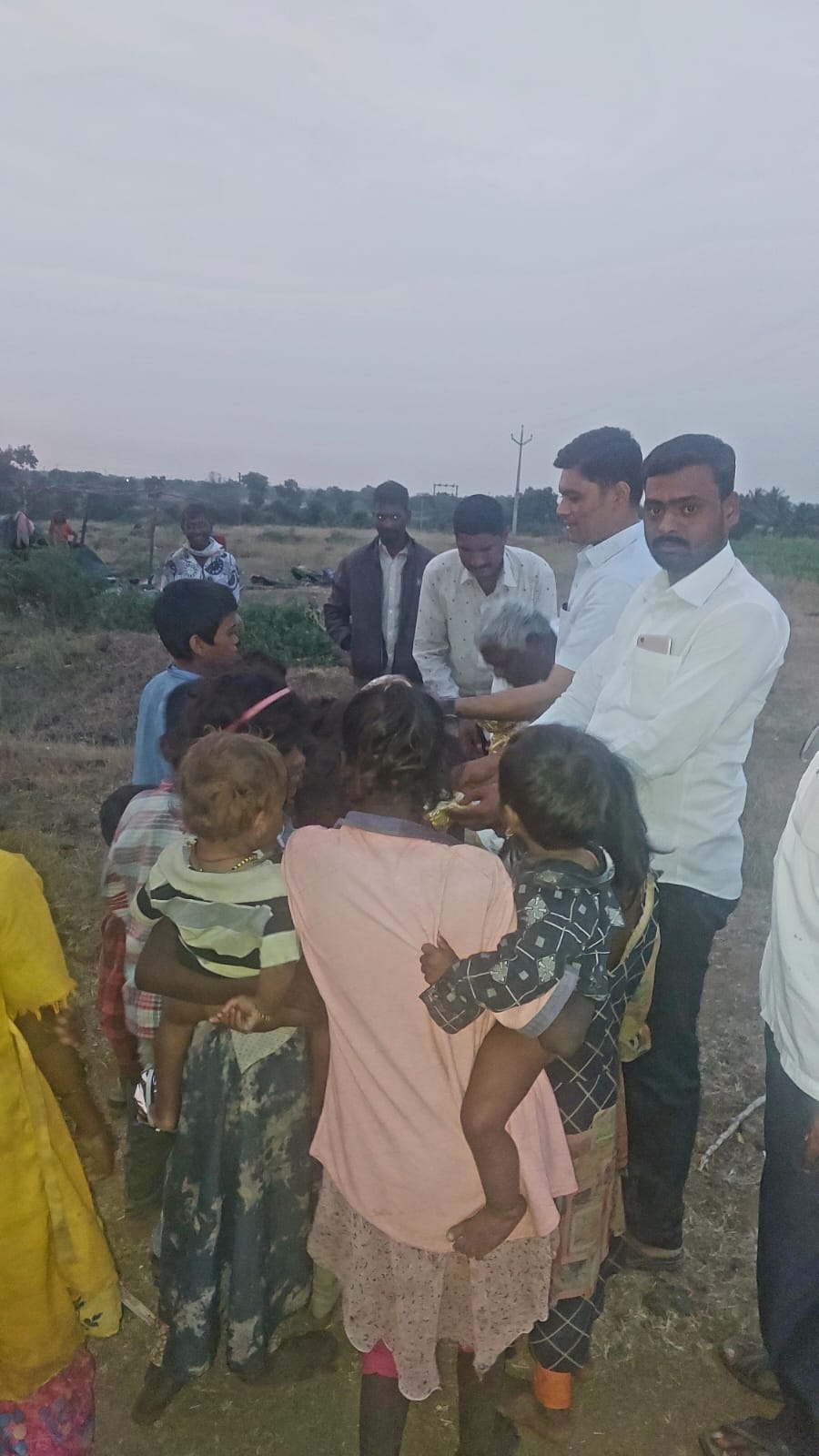 ऊसतोड कामगारांना फराळाचे वाटप करत कै.आनंदा सूर्यवंशी चॅरिटेबल ट्रस्टने केली दिवाळी साजरी.