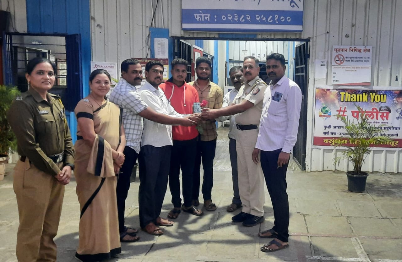 सारोळा चौकात भेटलेला स्मार्टफोन तपघाले गुरुजींनी दिला पोलीस ठाण्यात.