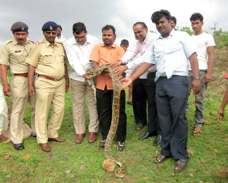 लवकरच सर्पमित्रांना फ्रंटलाईन वर्करचा दर्जा; मिळणार 10 लाखांचे विमा व ओळखपत्र; महसूलमंत्री बावनकुळे करणार मुख्यमंञ्यांकडे शिफारस.