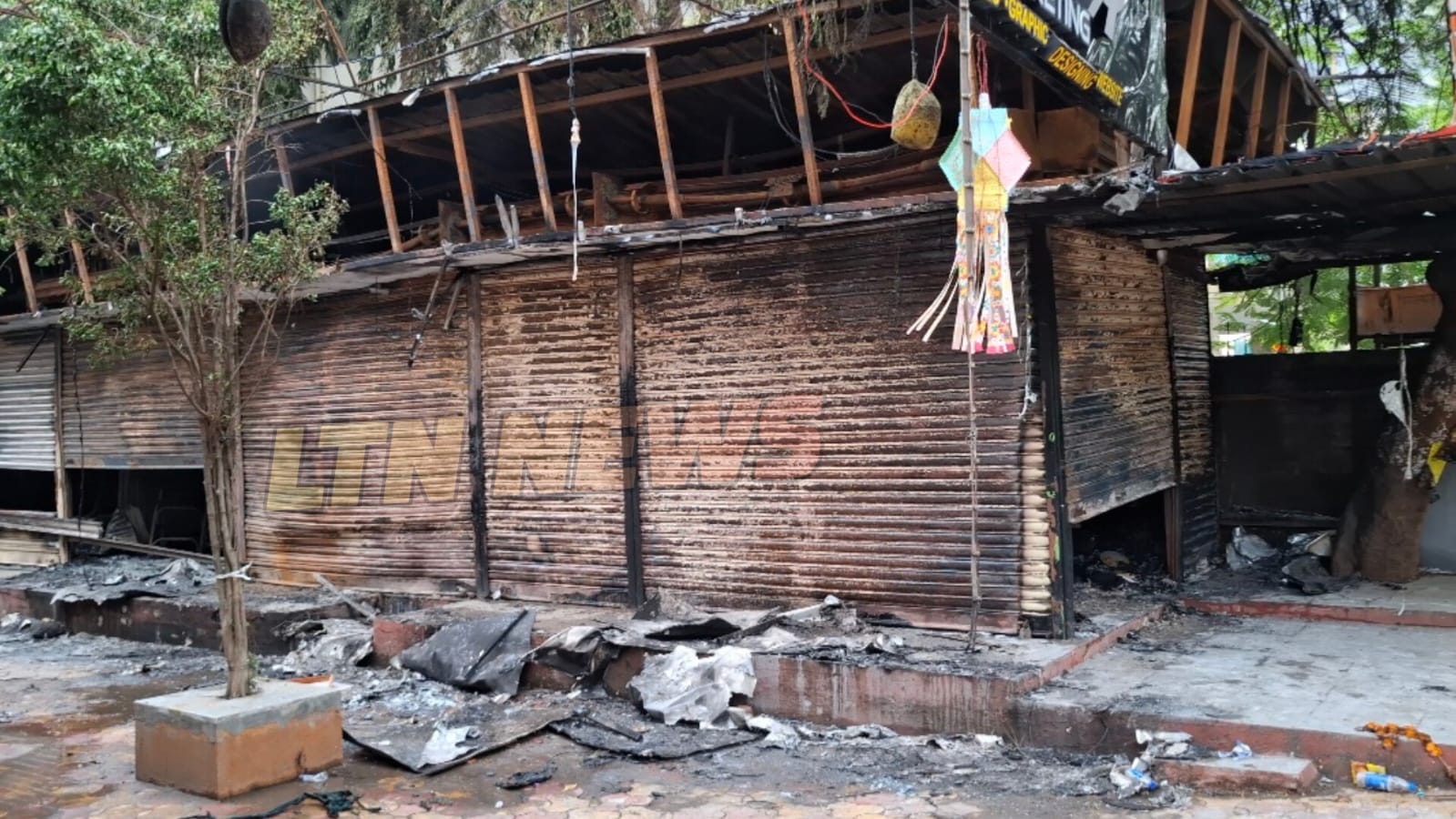 बिडवे मार्केटला मध्यरात्री लागलेल्या भीषण आगीत चार दुकानांचे मोठे नुकसान.