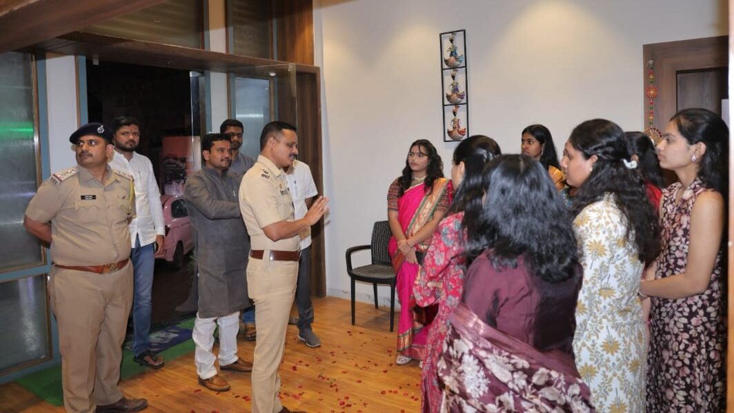 लातूर पोलीस 'ॲक्शन मोड'मध्ये! विद्यार्थ्यांच्या सुरक्षिततेसाठी एसपी अमोल तांबे यांची ट्युशन एरियात धडक भेट