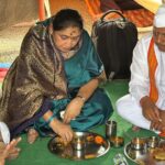 ​’माऊली’च्या चरणी सुनेत्रावहिनी अजितदादा पवार; वारकऱ्यांसोबत घेतले सहभोजनाचा आनंद