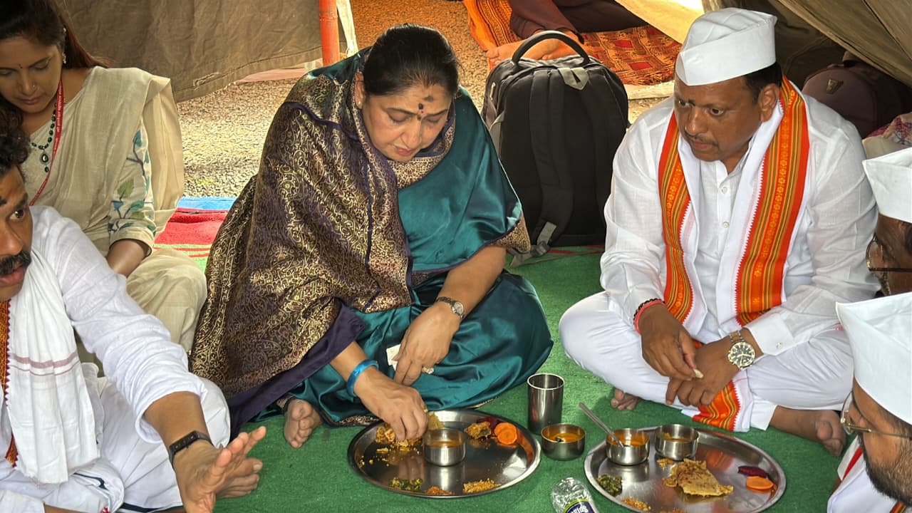 ​'माऊली'च्या चरणी सुनेत्रावहिनी अजितदादा पवार; वारकऱ्यांसोबत घेतले सहभोजनाचा आनंद.